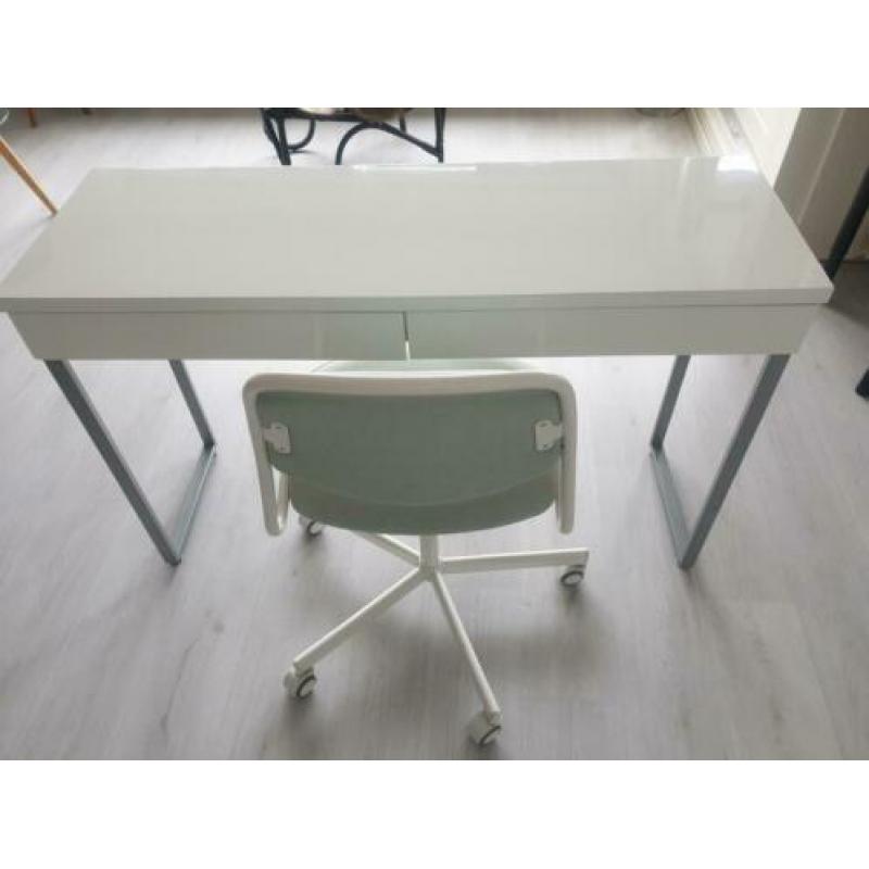 Witte bureau met stoel