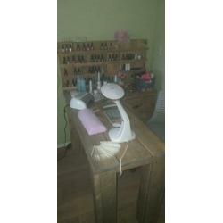 Complete nageltafel met afzuiging en toebehoren.