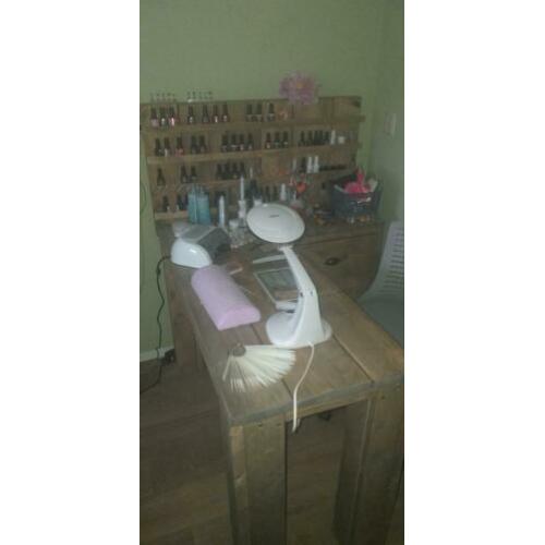 Complete nageltafel met afzuiging en toebehoren.