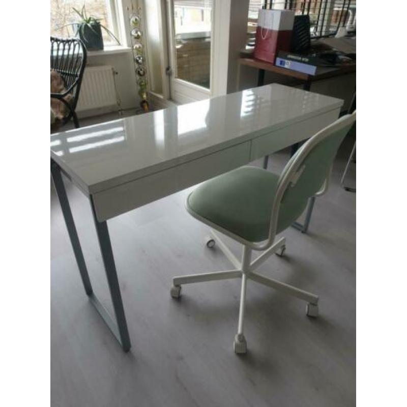 Witte bureau met stoel