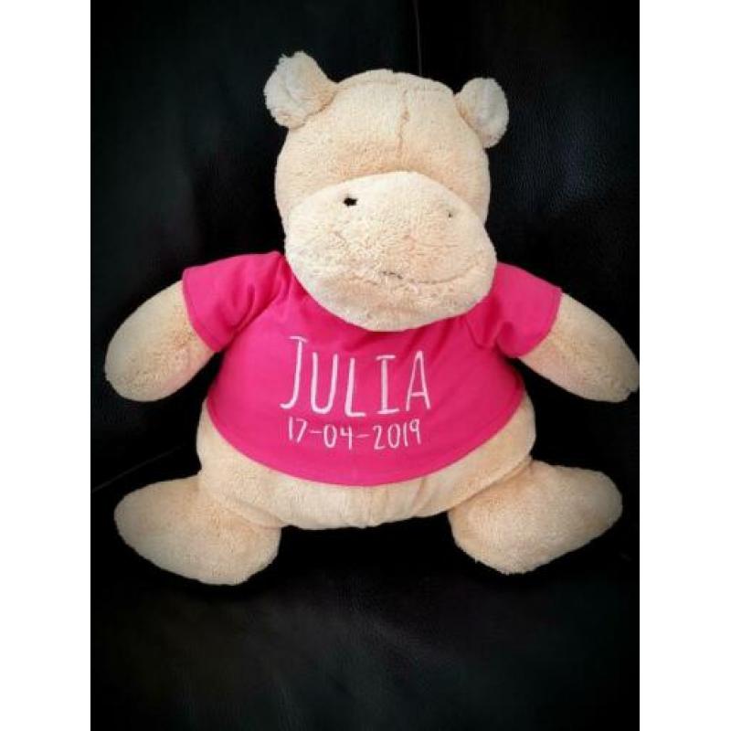 Knuffel 30cm met geborduurd t-shirt of slab