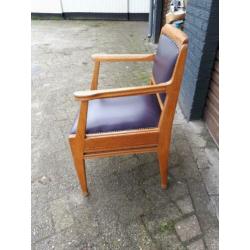 8 stuks eiken eetkamer stoelen met armleuningen.