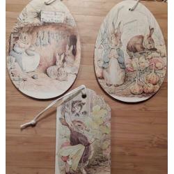 3 Houten hangers met Peter Rabbit afbeelding (2)