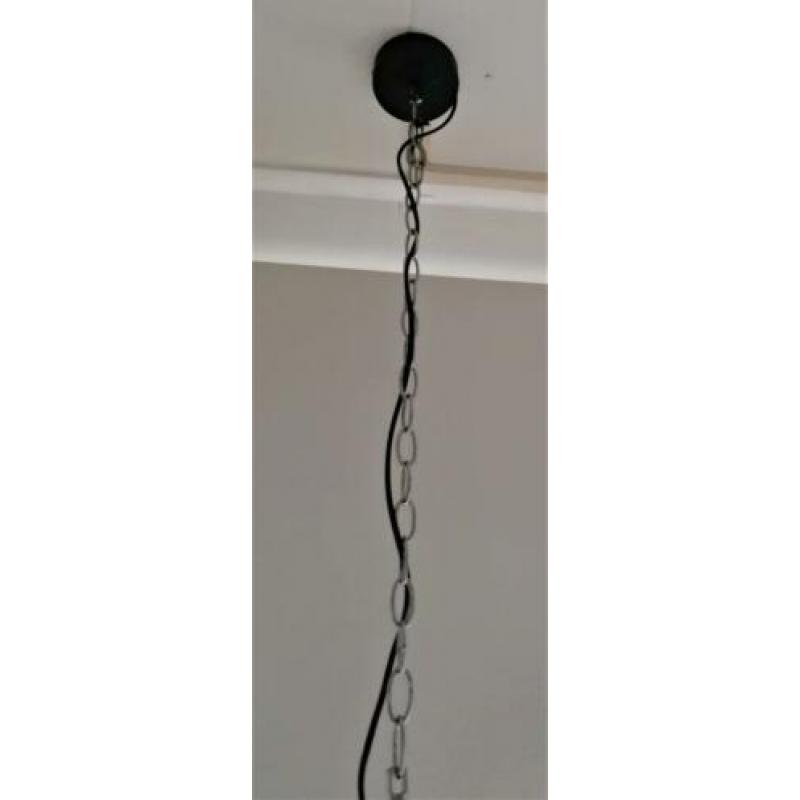 Twee industriele hanglampen zwart metaal aan ketting