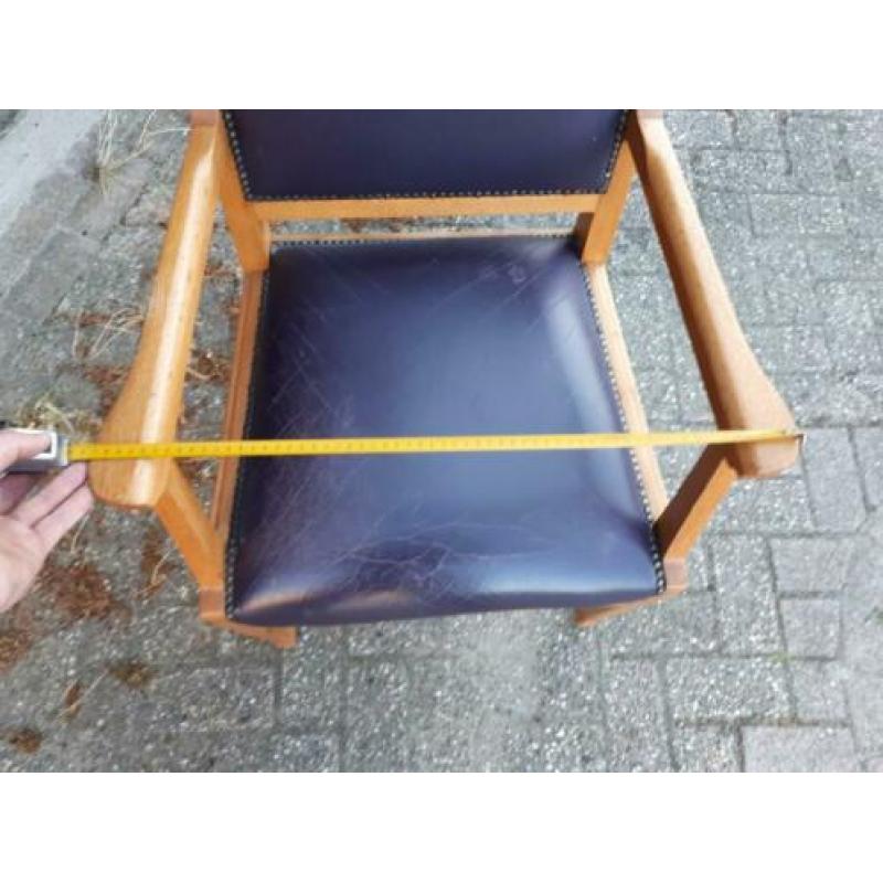 8 stuks eiken eetkamer stoelen met armleuningen.