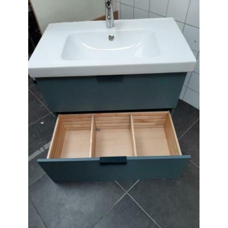 Prachtig badkamermeubel met kraan