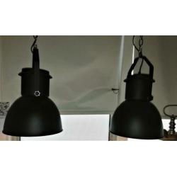 Twee industriele hanglampen zwart metaal aan ketting