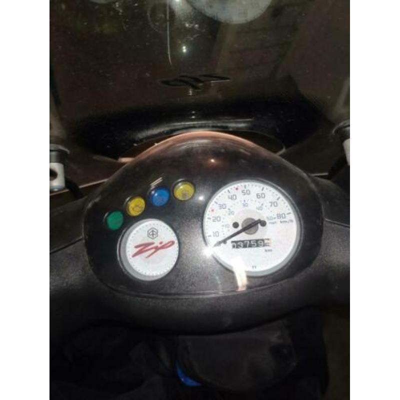 Piaggio zip grijs matt (blauw kenteken) 2018