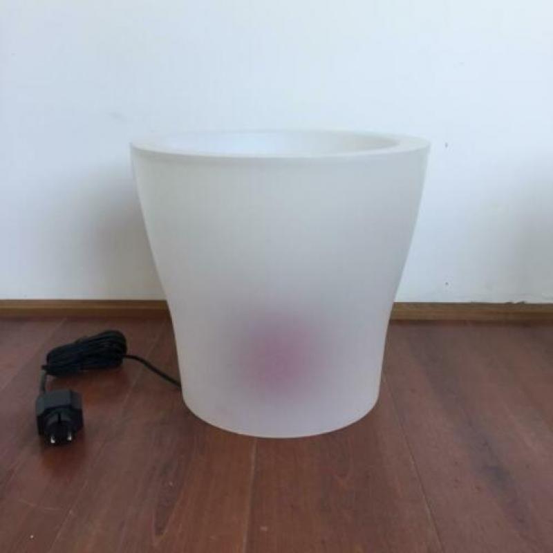 Elho Ambiance design kunststof bloempot met gekleurde lamp