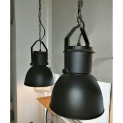 Twee industriele hanglampen zwart metaal aan ketting