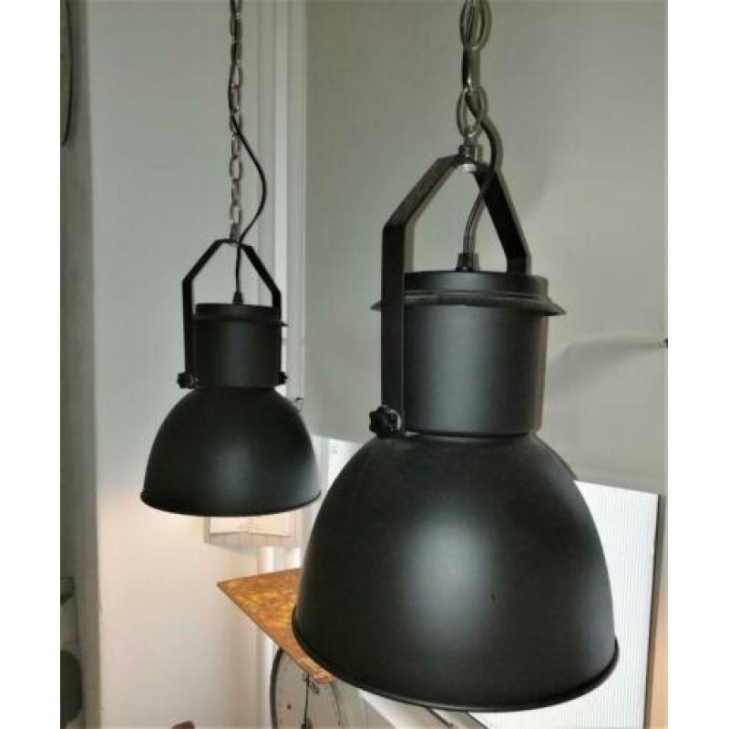 Twee industriele hanglampen zwart metaal aan ketting