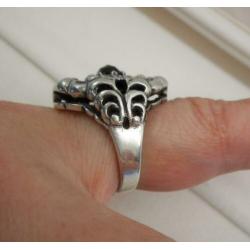 Zilveren royale Art Deco ring met granaat Hooikaas nr.539