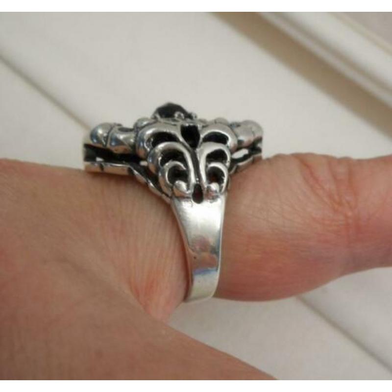 Zilveren royale Art Deco ring met granaat Hooikaas nr.539