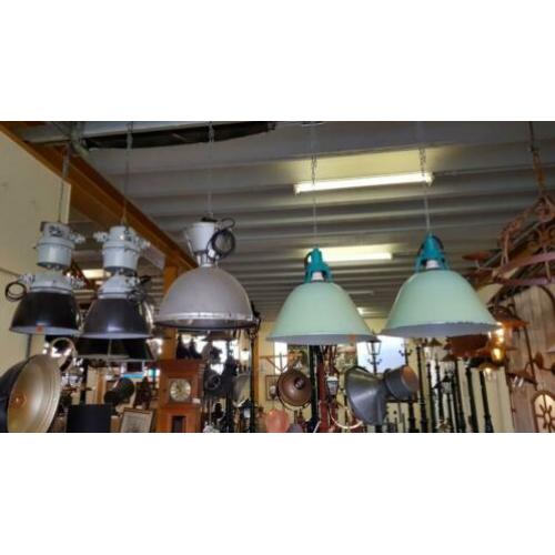 Diverse industriële hanglampen en fabriekslampen