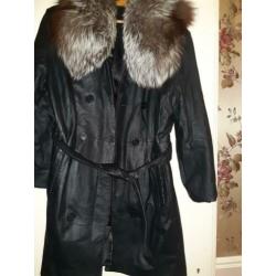 Leren trenchcoat met echte bontkraag