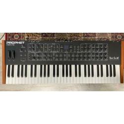 Dave Smith DSI Prophet Rev2 8 voice