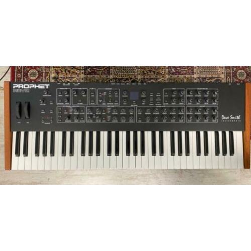 Dave Smith DSI Prophet Rev2 8 voice