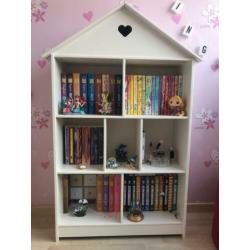 Poppenhuis boekenkast kast kinderkamer