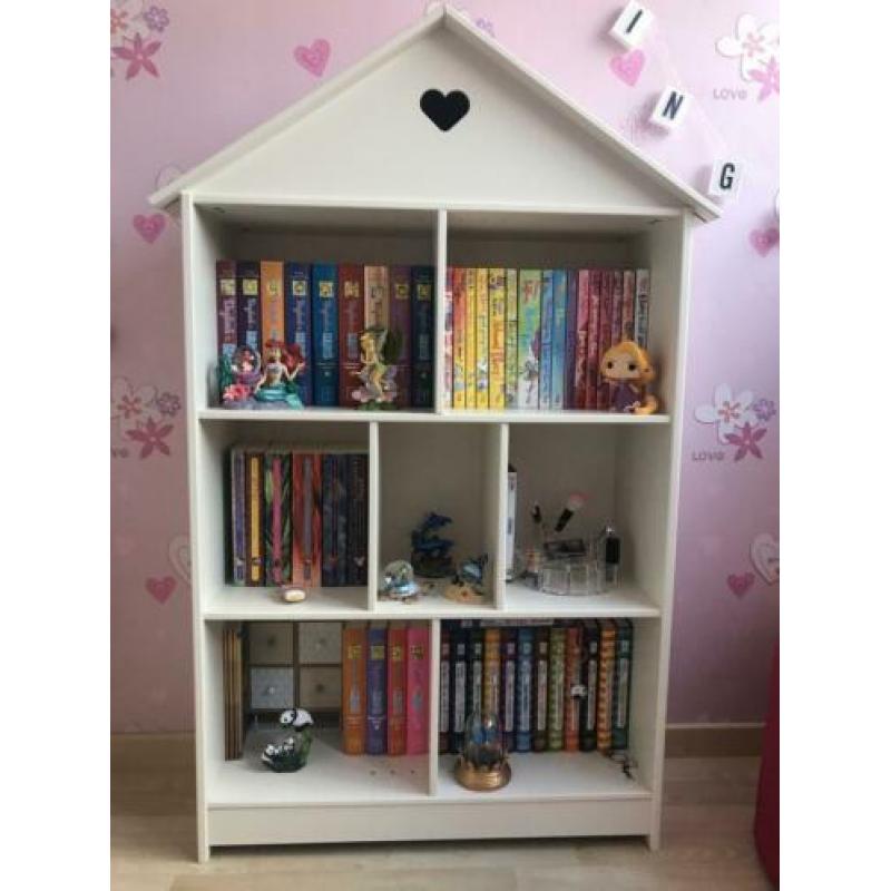 Poppenhuis boekenkast kast kinderkamer