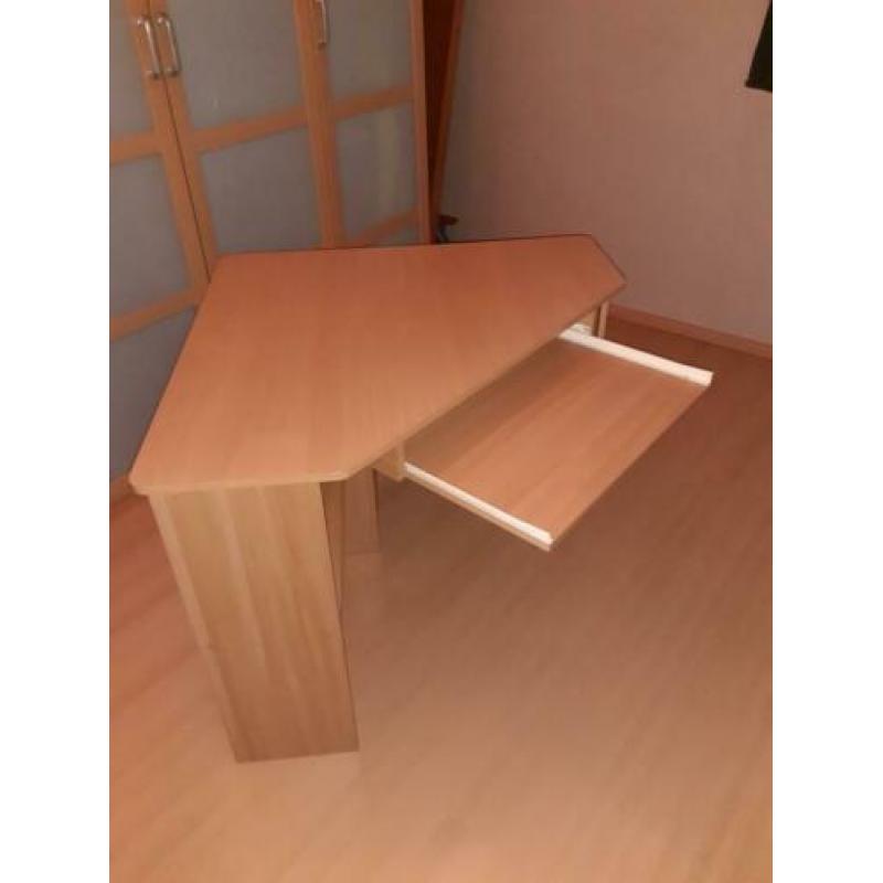 Eenvoudig hoek bureau te koop