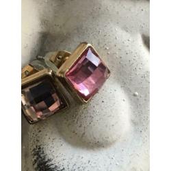 Goud kleurige vierkante knopjes voorzien van roze steen