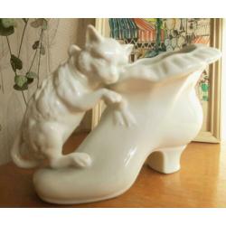 Vintage kitsche bloempot retro wit steen stenen laars poes