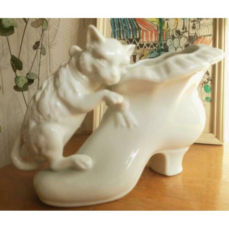 Vintage kitsche bloempot retro wit steen stenen laars poes