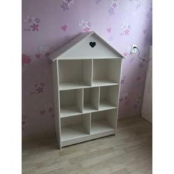 Poppenhuis boekenkast kast kinderkamer