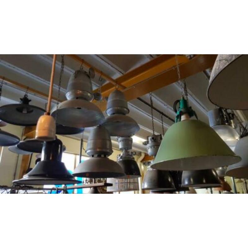 Diverse industriële hanglampen en fabriekslampen
