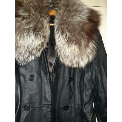 Leren trenchcoat met echte bontkraag