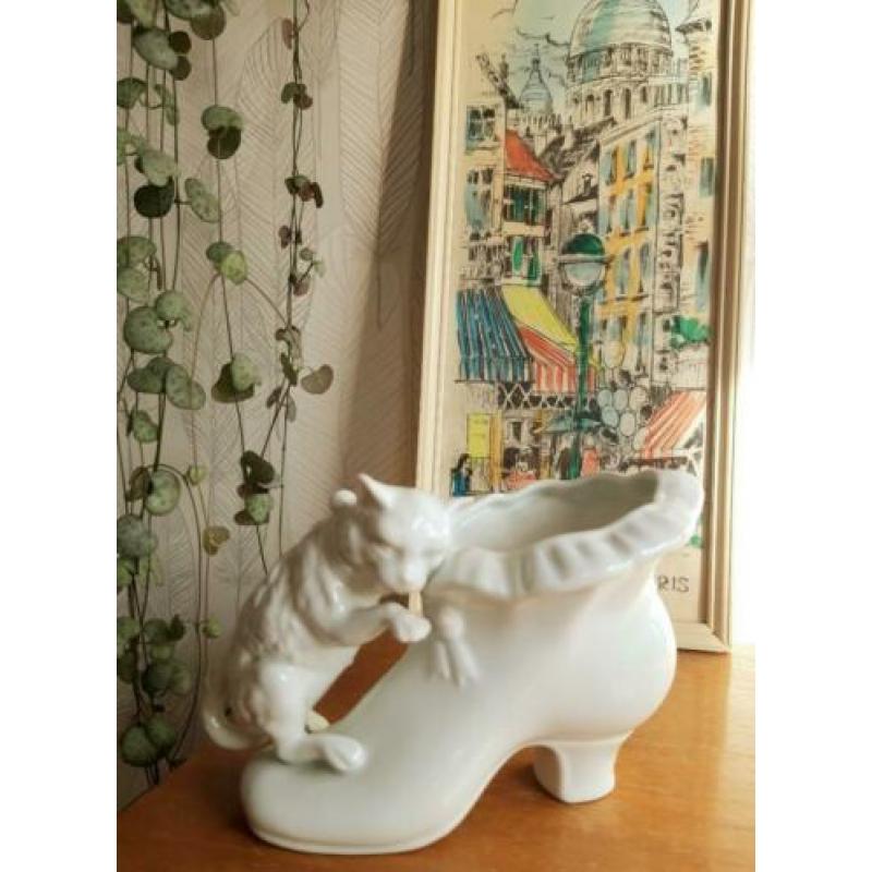 Vintage kitsche bloempot retro wit steen stenen laars poes