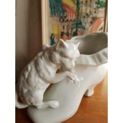 Vintage kitsche bloempot retro wit steen stenen laars poes