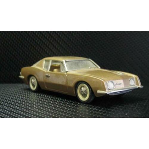 1:43 Mooie Studebaker Avanti met certificaat en doos