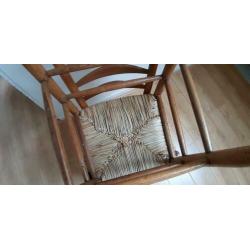 2 Eiken houten stoelen, stevig, Nieuwe Biezen mat erop !