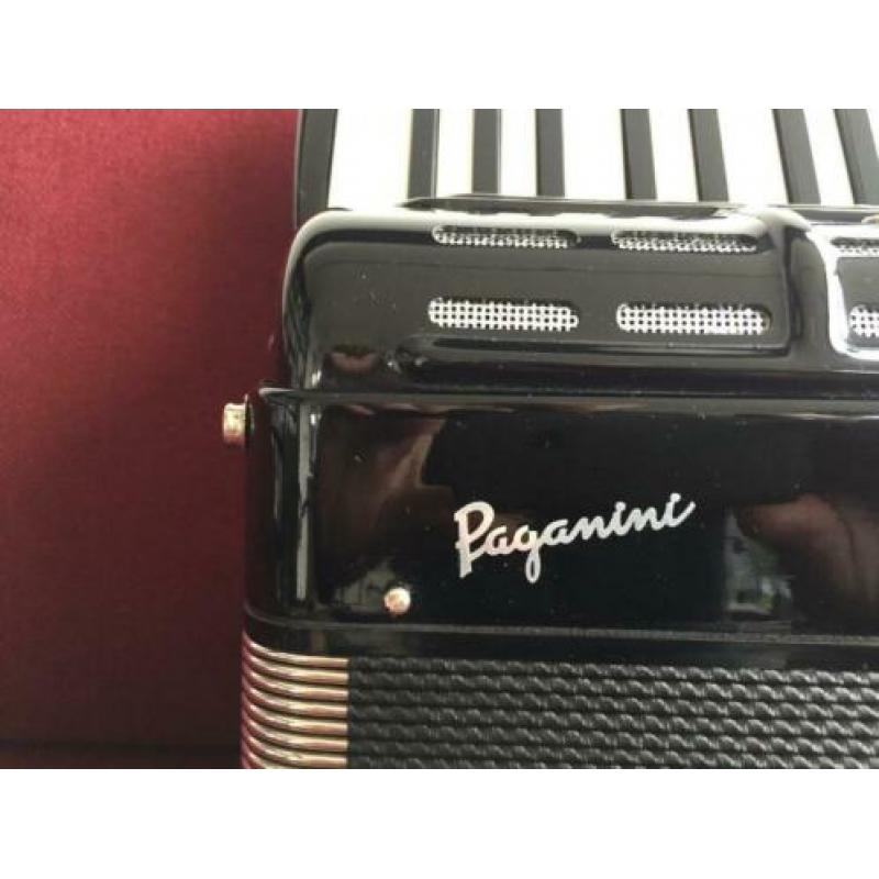Italiaanse Victoria Paganini Freebass accordeon .