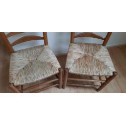 2 Eiken houten stoelen, stevig, Nieuwe Biezen mat erop !