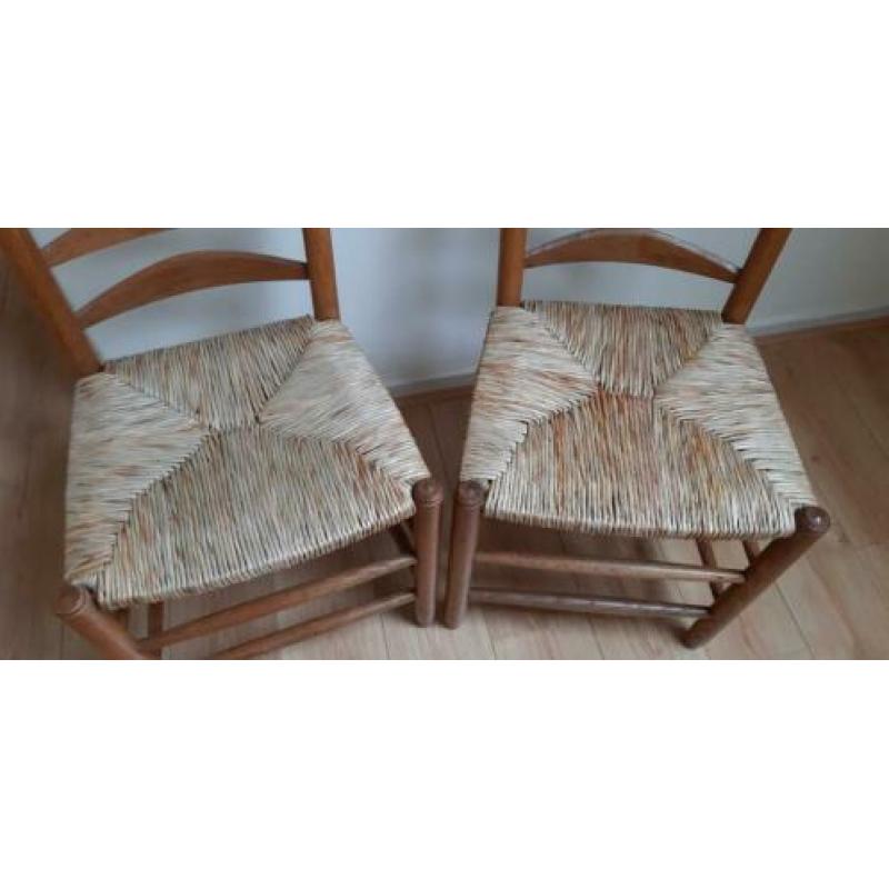 2 Eiken houten stoelen, stevig, Nieuwe Biezen mat erop !