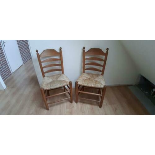 2 Eiken houten stoelen, stevig, Nieuwe Biezen mat erop !