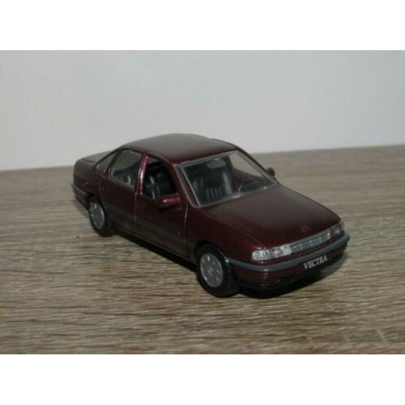 Gama 1:43, Opel Vectra A sedan