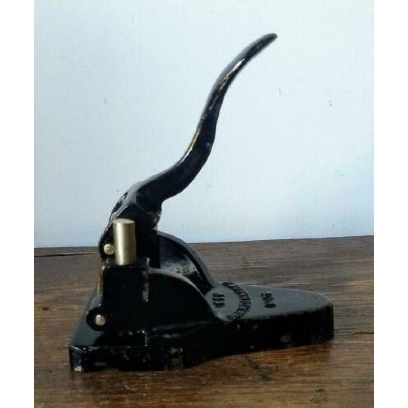 Oude zware gietijzeren perforator, decoratief zwart ca.1920
