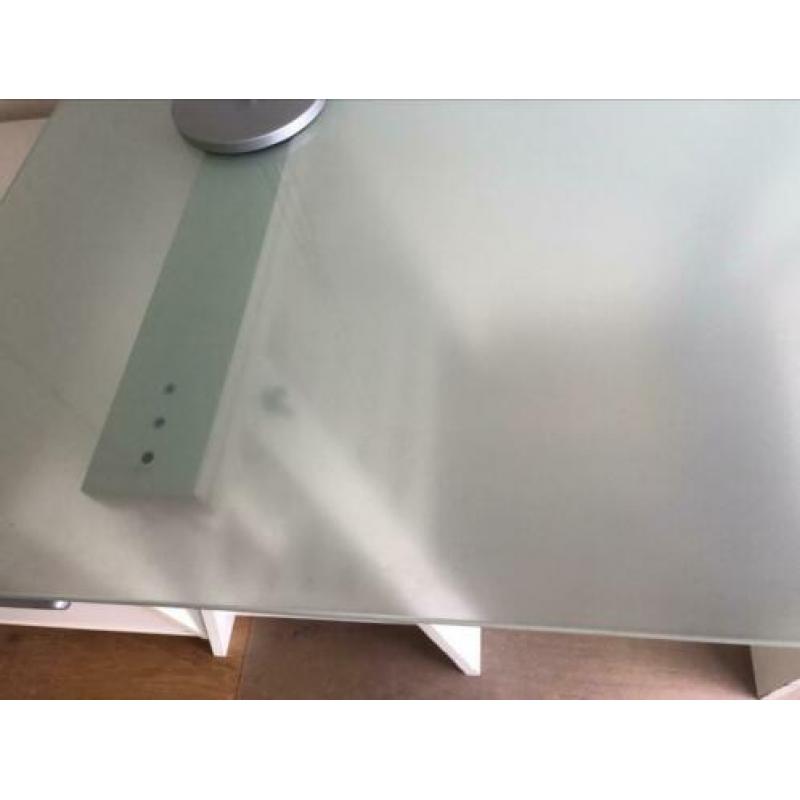 Ikea bureau met schragen en melkglas blad