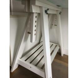 Ikea bureau met schragen en melkglas blad