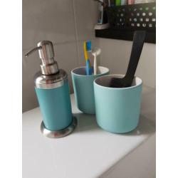 Badkamer accessoires. Badma 2x, tandenborstelhouder 2x, enz.