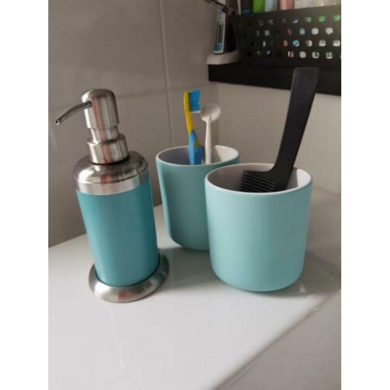 Badkamer accessoires. Badma 2x, tandenborstelhouder 2x, enz.
