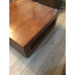 Massief en mooie salon tafel heel weinig gebruikt Echt hout