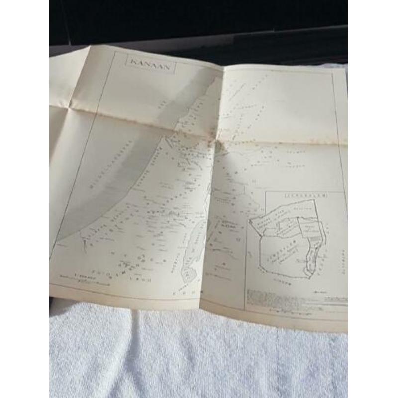 oude antieke bijbel boek van jaar 1931 met bladjes en platte