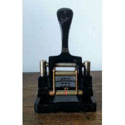 Oude zware gietijzeren perforator, decoratief zwart ca.1920