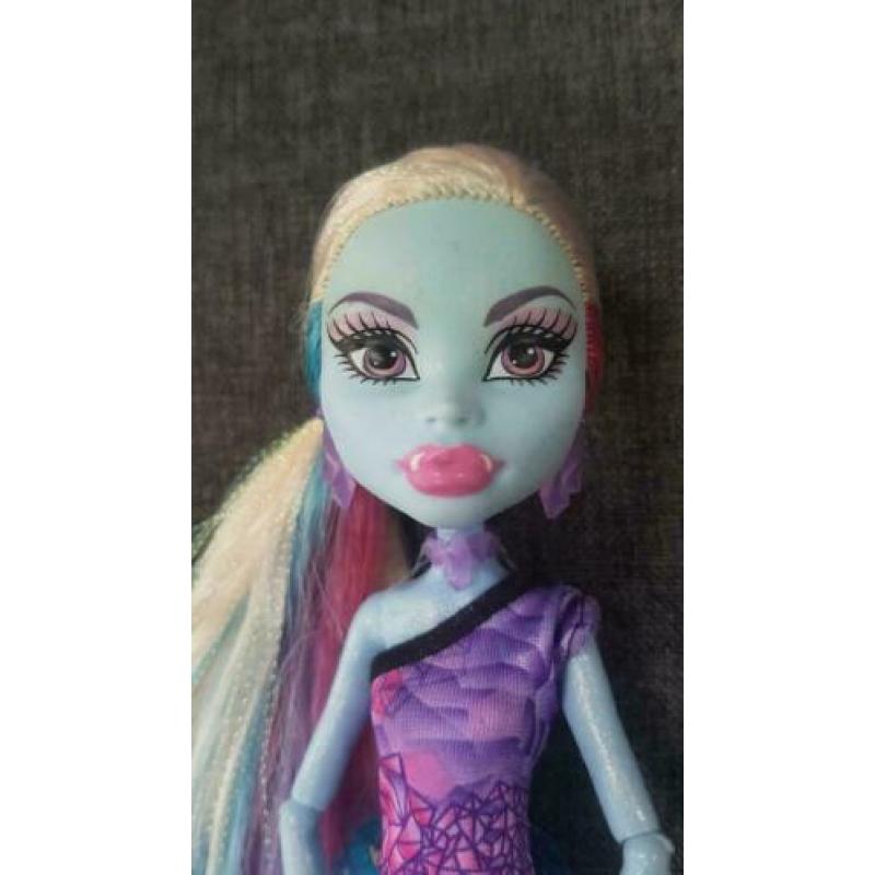 Monster high pop abbey bominabe , scaris
