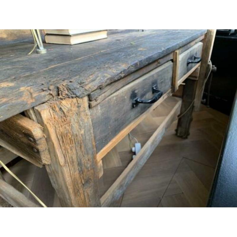 Oude houten werkbank stoer sober