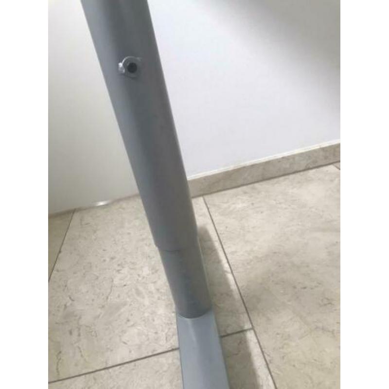 Verstelbaar glazen ikea bureau